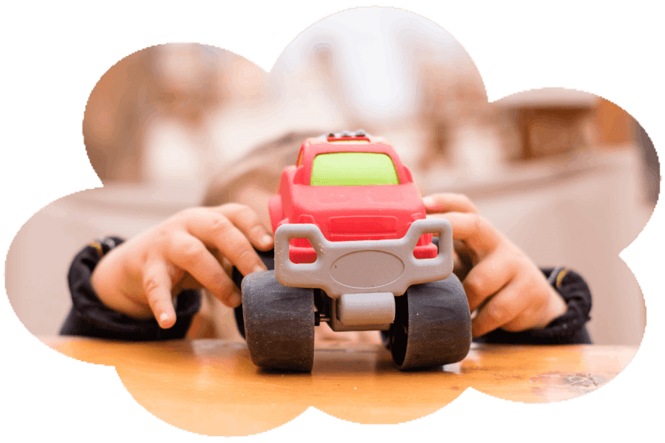 Lapsi leikkii leluautolla