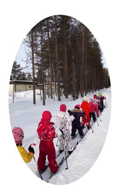 Lapset hiihtoladulla