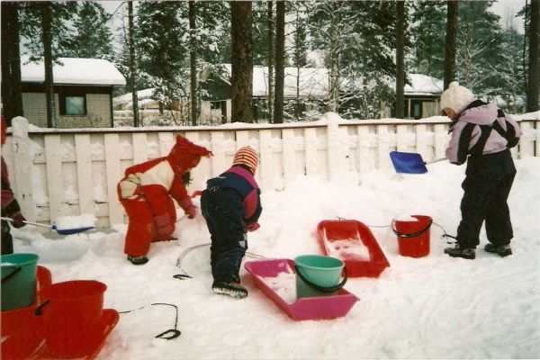 Lapset leikkivät lumessa