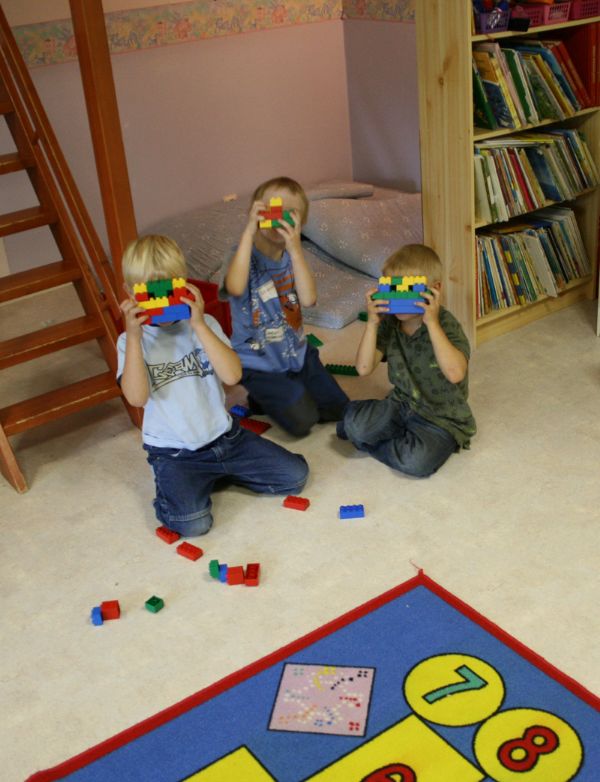 Klme lasta leikkimässä