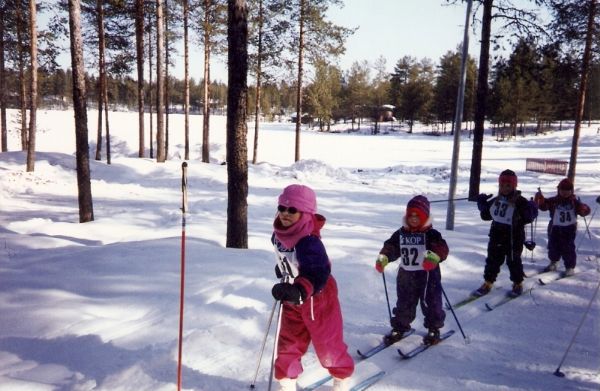 Lapsia hiihtämässä